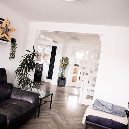 Inviting 3-Bed House In Манчестер Экстерьер фото